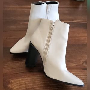 Size 6.5 Women's NEW NEVER WORN Ultra Cute White Ankle Boots